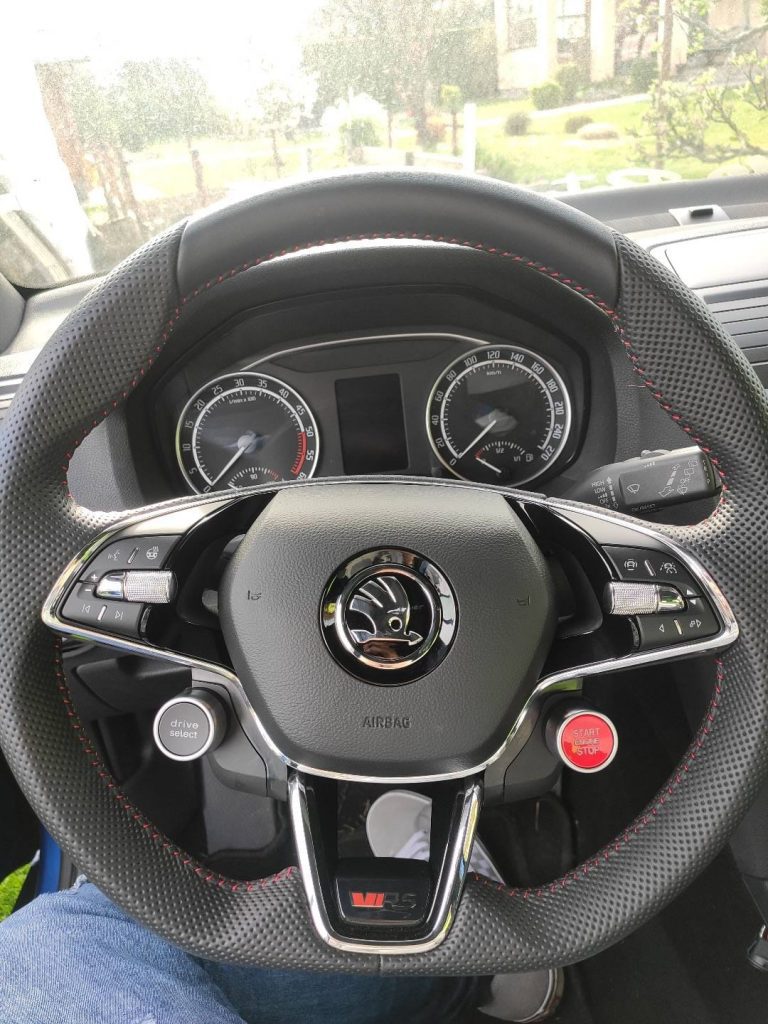 Volant Octavia 4 RS - startovací tlačítka a volič režimů