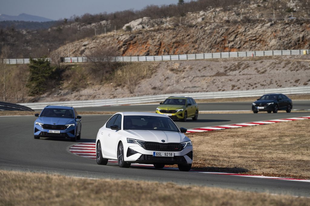 Test Octavie 4 RS 2025 při průjezdu ostrou zatáčkou na okruhu Grobnik