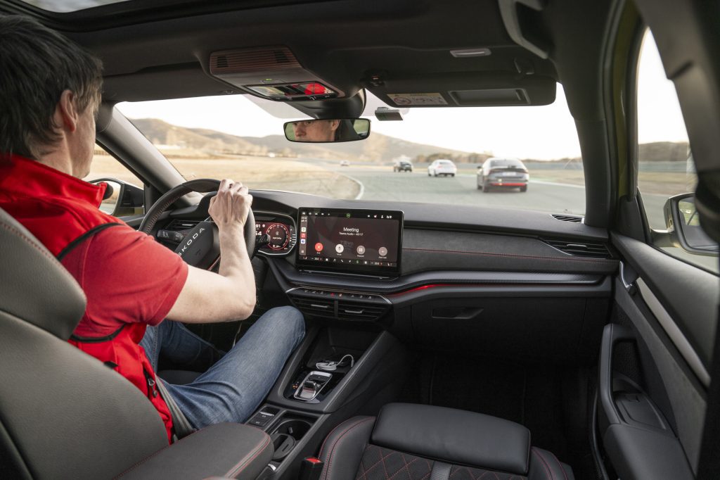 Interiér Škody Octavia 4 RS s novým infotainmentem a sportovními sedadly